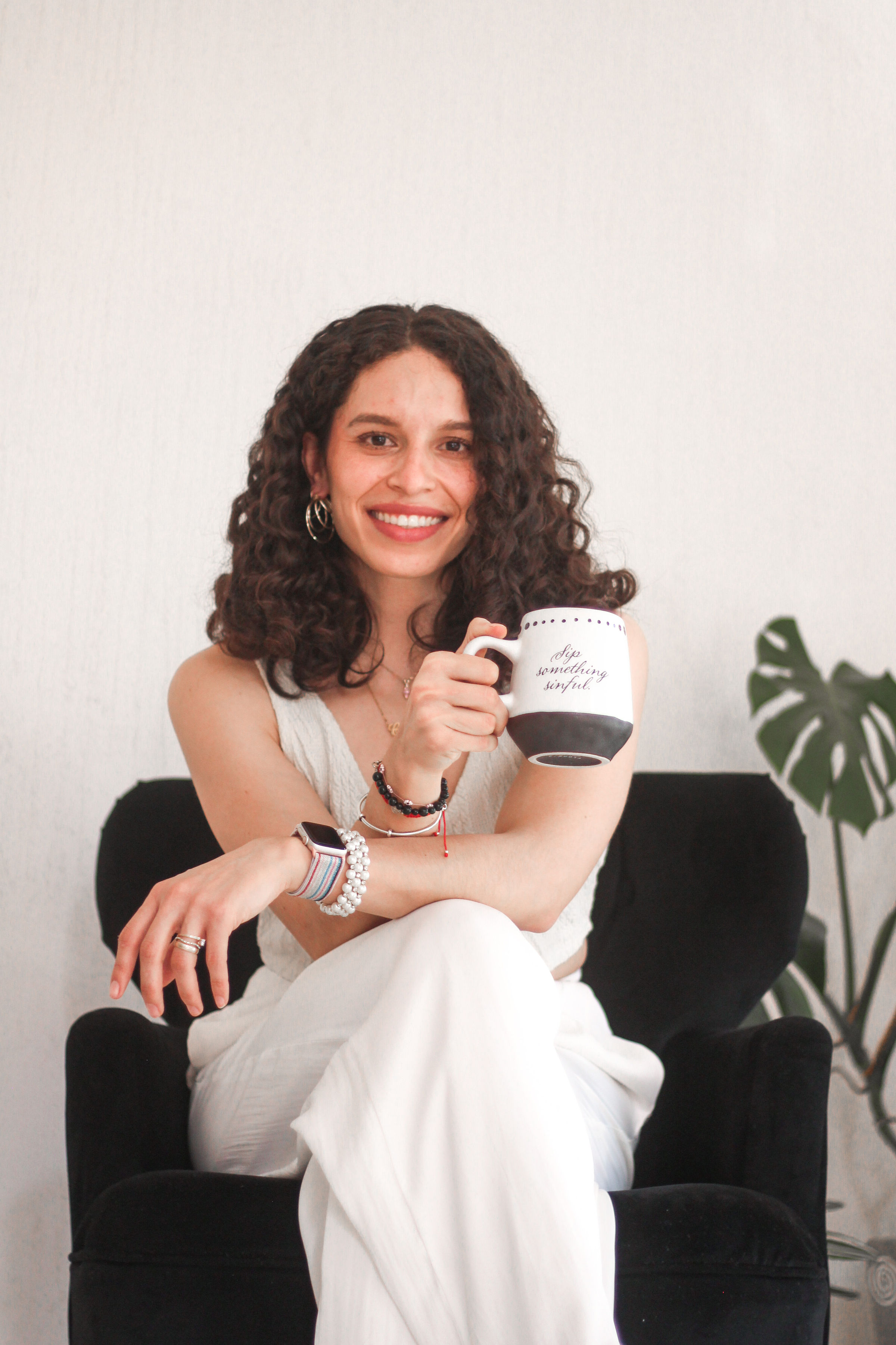 Celeste Sosa sonriendo, sentada con una taza en la mano